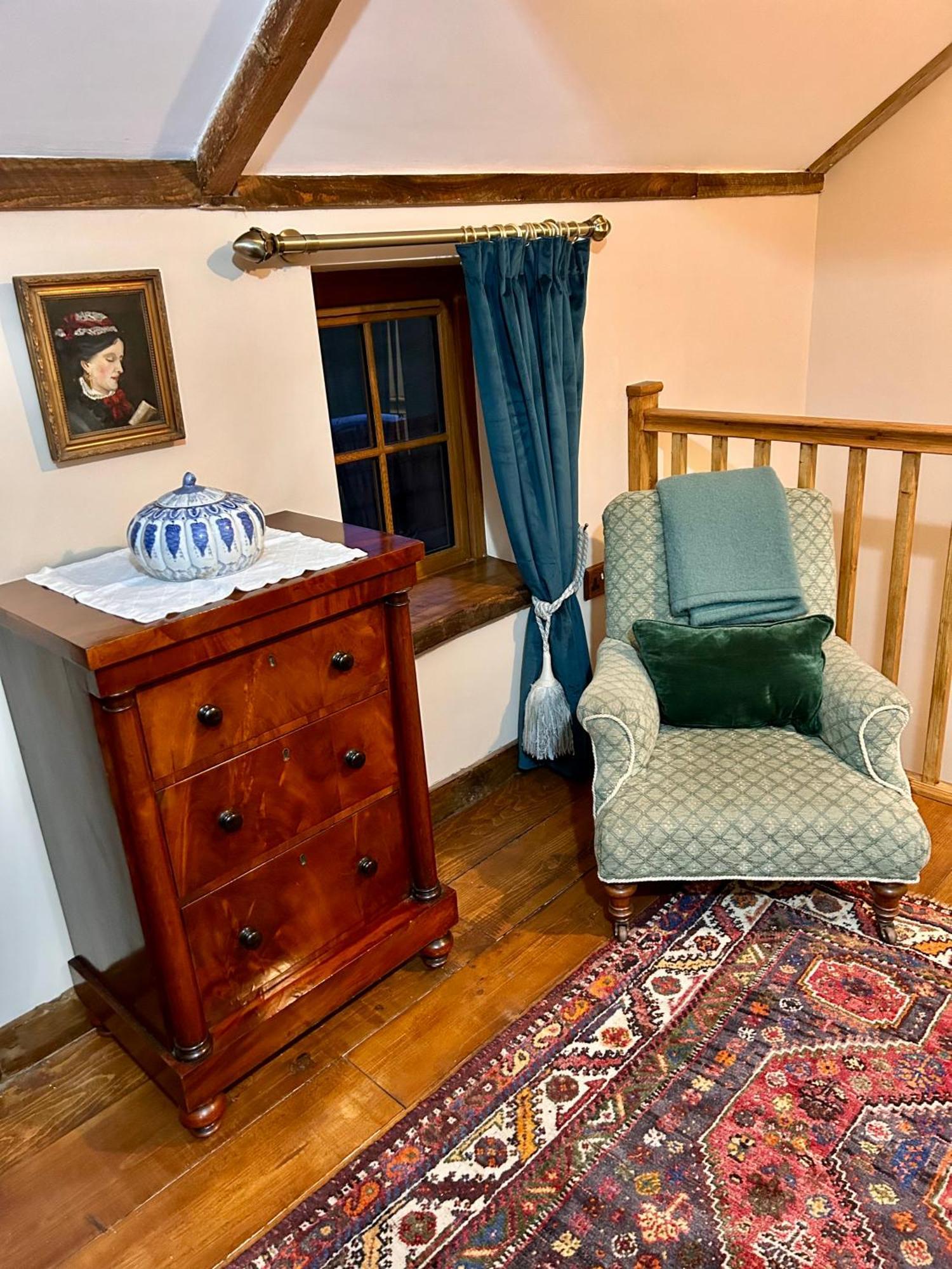 Charming Country Cottage With Oak Beams In Historic Setting, Brecon Beacons Retreat Llangadog Exterior foto