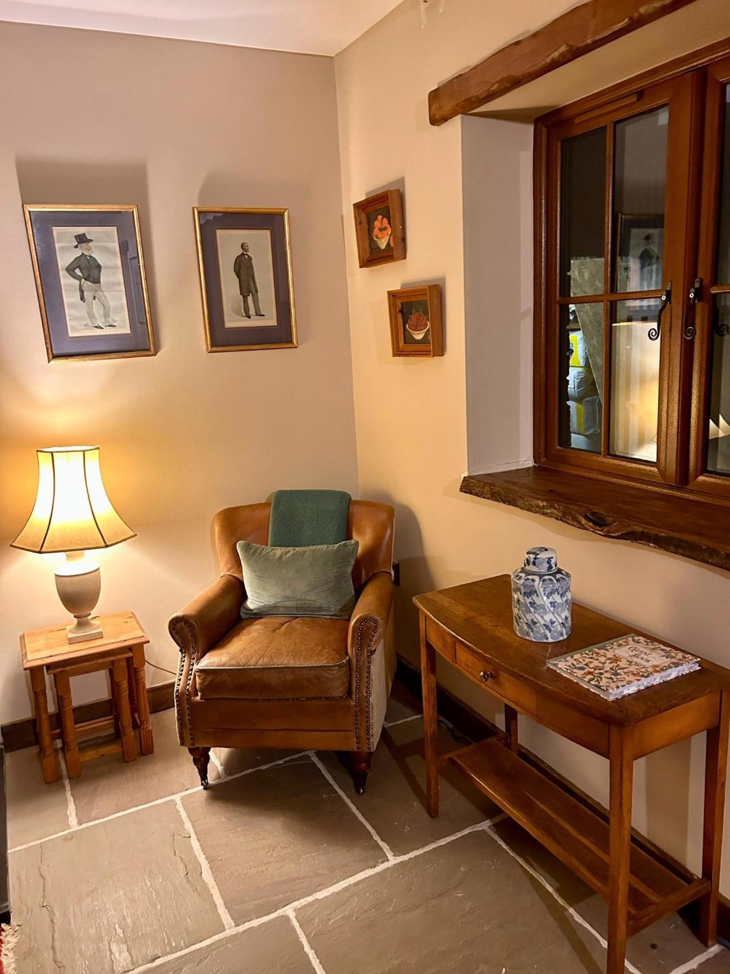 Charming Country Cottage With Oak Beams In Historic Setting, Brecon Beacons Retreat Llangadog Exterior foto